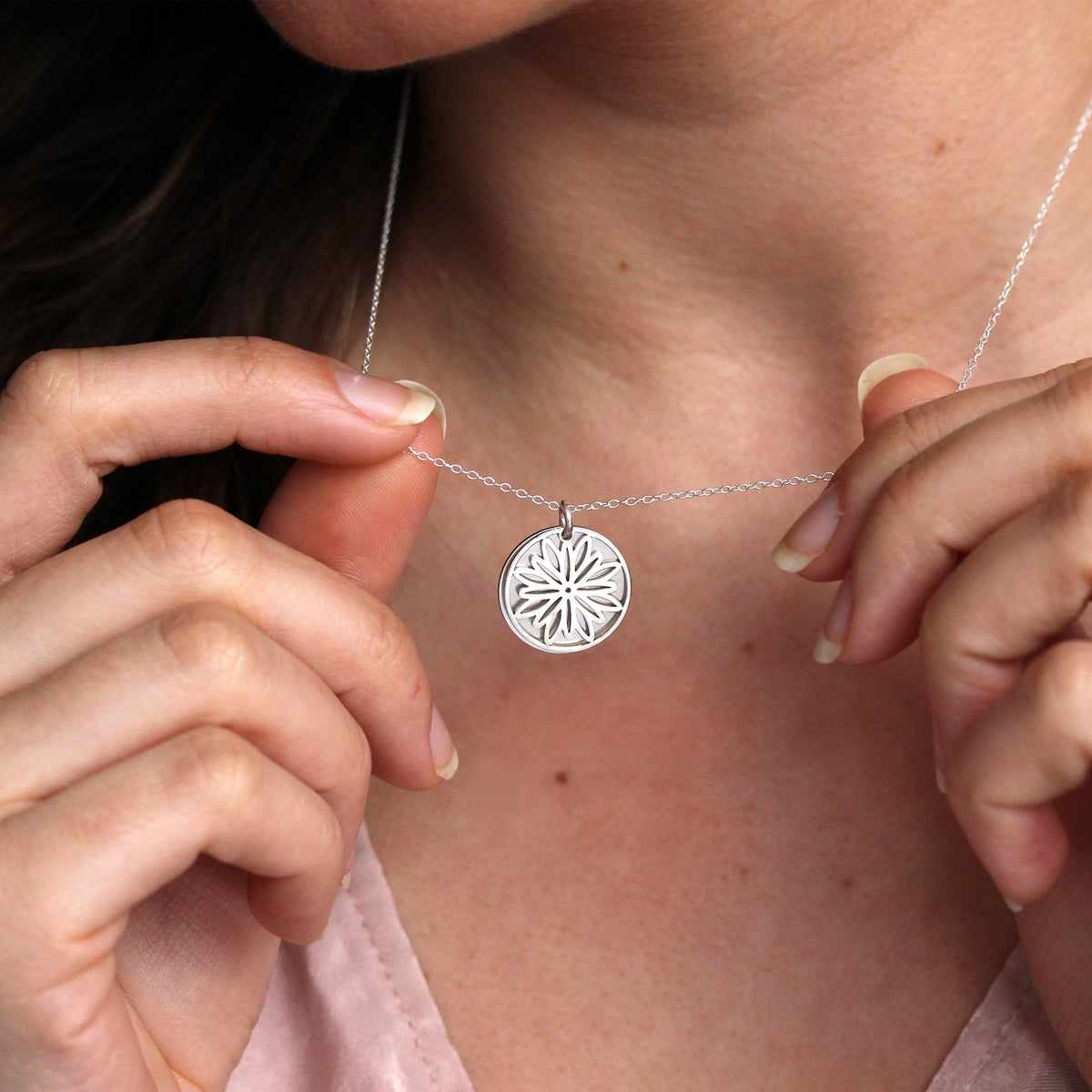 Collier en argent sterling avec fleur de chrysanthème et étiquette de 18 mm, 35 à 55 cm