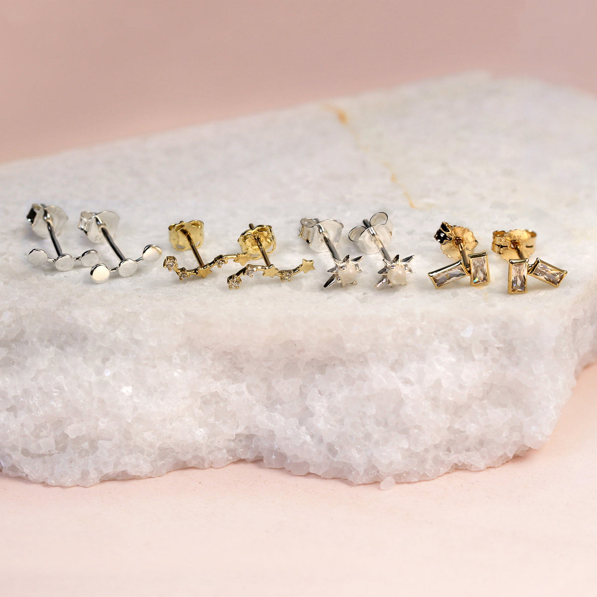 Boucles d'oreilles à tige en or 9 carats et cristaux CZ transparents en forme de chaîne d'étoiles