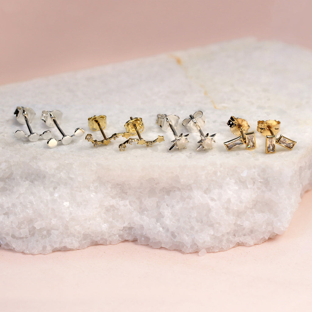 Boucles d'oreilles à tige double baguette en or 9 carats avec pierre de naissance et zircone cubique