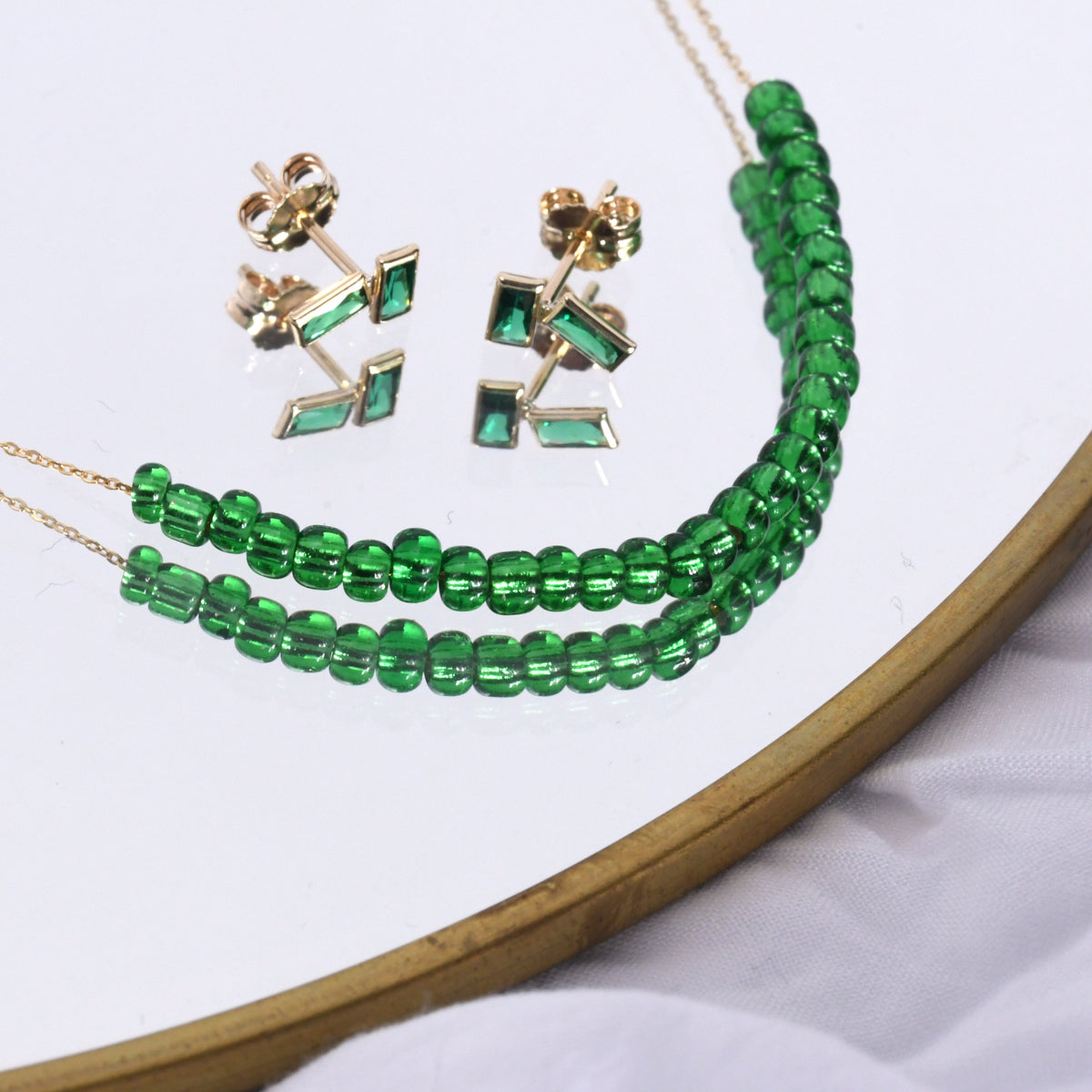 Collier en or 9 carats avec pierre de naissance de mai et émeraude CZ