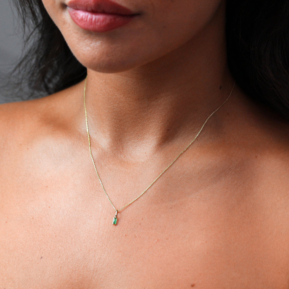 Collier en or 9 carats avec émeraude baguette et zircone cubique, 40 à 50 cm
