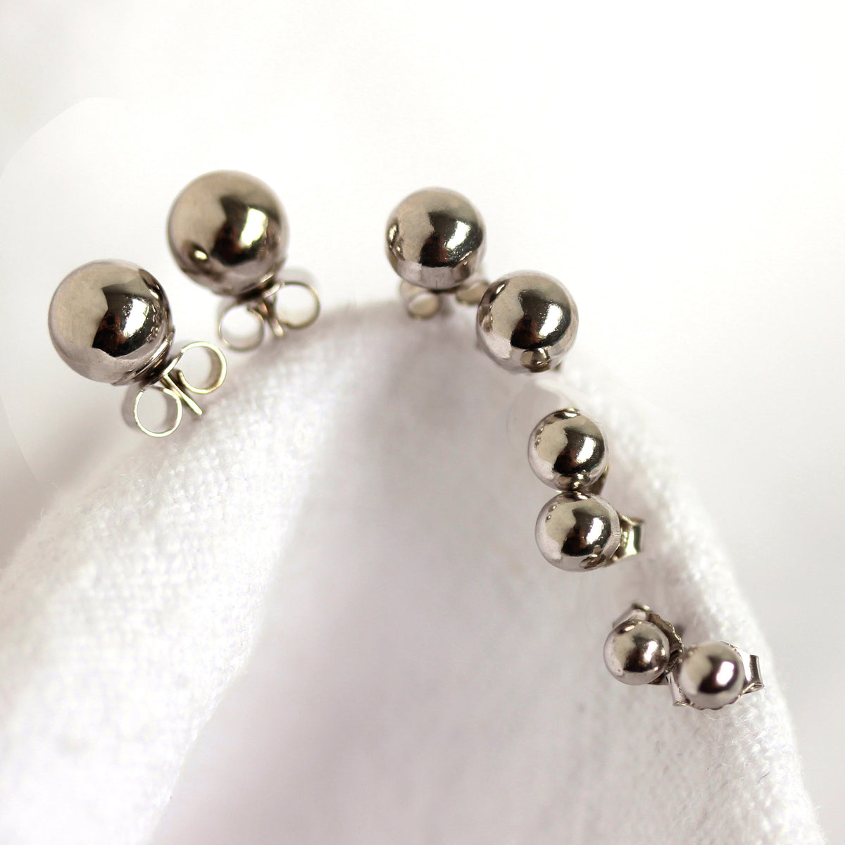 Boucles d'oreilles à tige en or blanc 9 carats de 3 mm à 7 mm