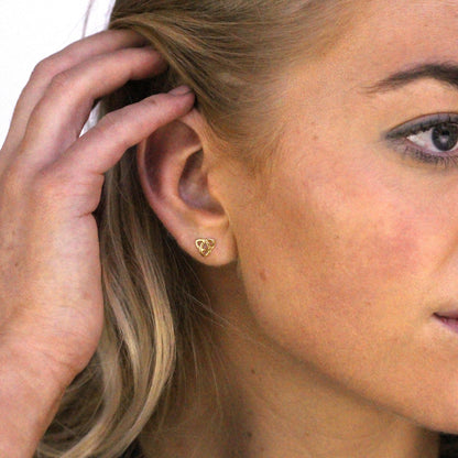 Boucles d'oreilles à tige en or jaune 9 carats avec nœud celtique triangulaire