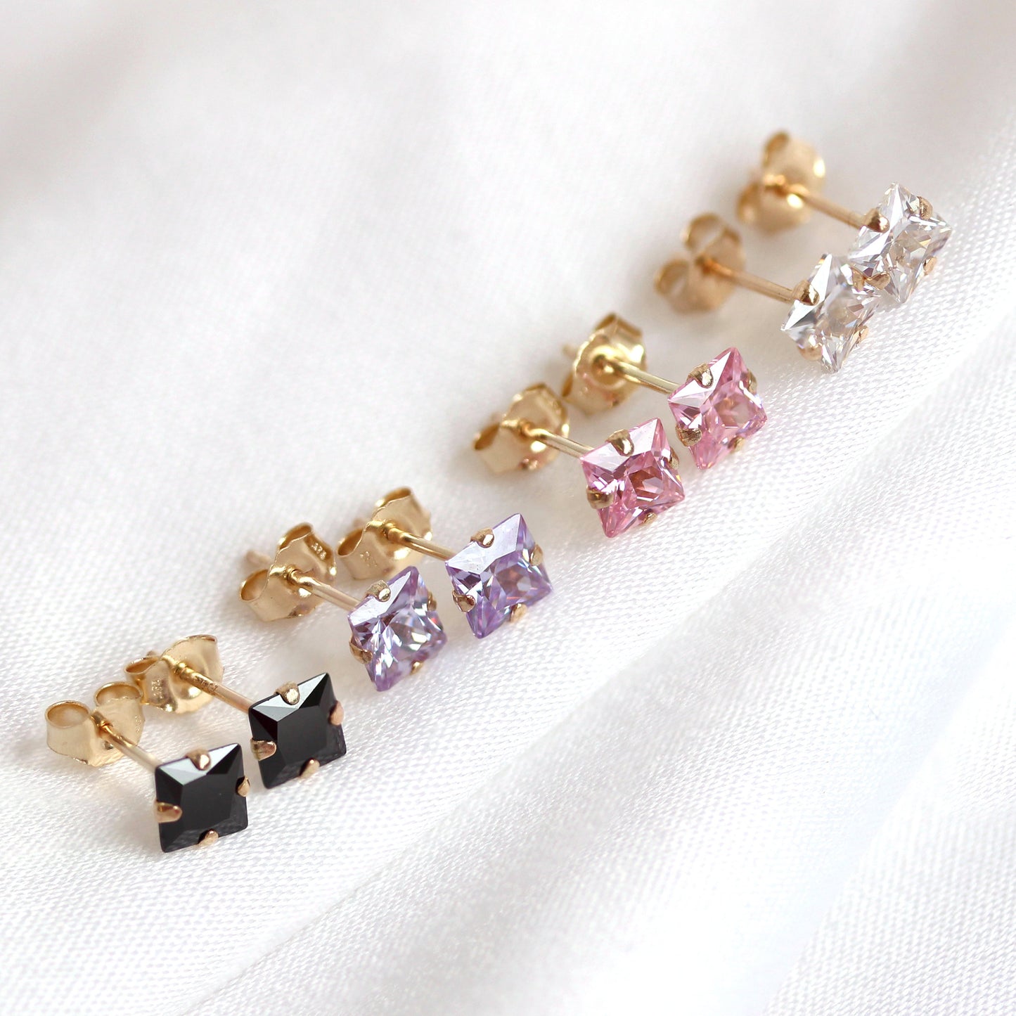 Boucles d'oreilles à tige Martini en or jaune 9 carats et zircones cubiques blancs