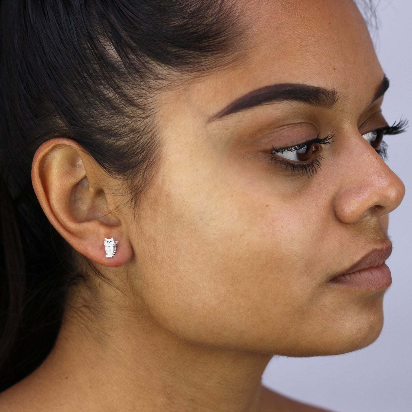 Boucles d'oreilles à tige Andralok en argent sterling et émail, motif chat assis