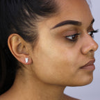 Boucles d'oreilles à tige Andralok en argent sterling et émail, motif chat assis