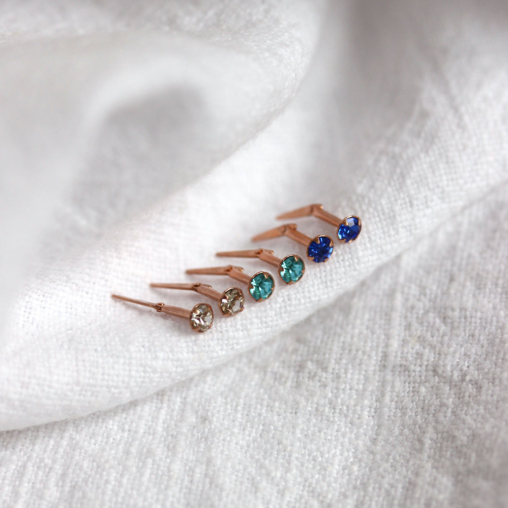 Boucles d'oreilles à tige Andralok en or rose 9 carats avec saphir aigue-marine transparent en oxyde de zirconium de 3 mm