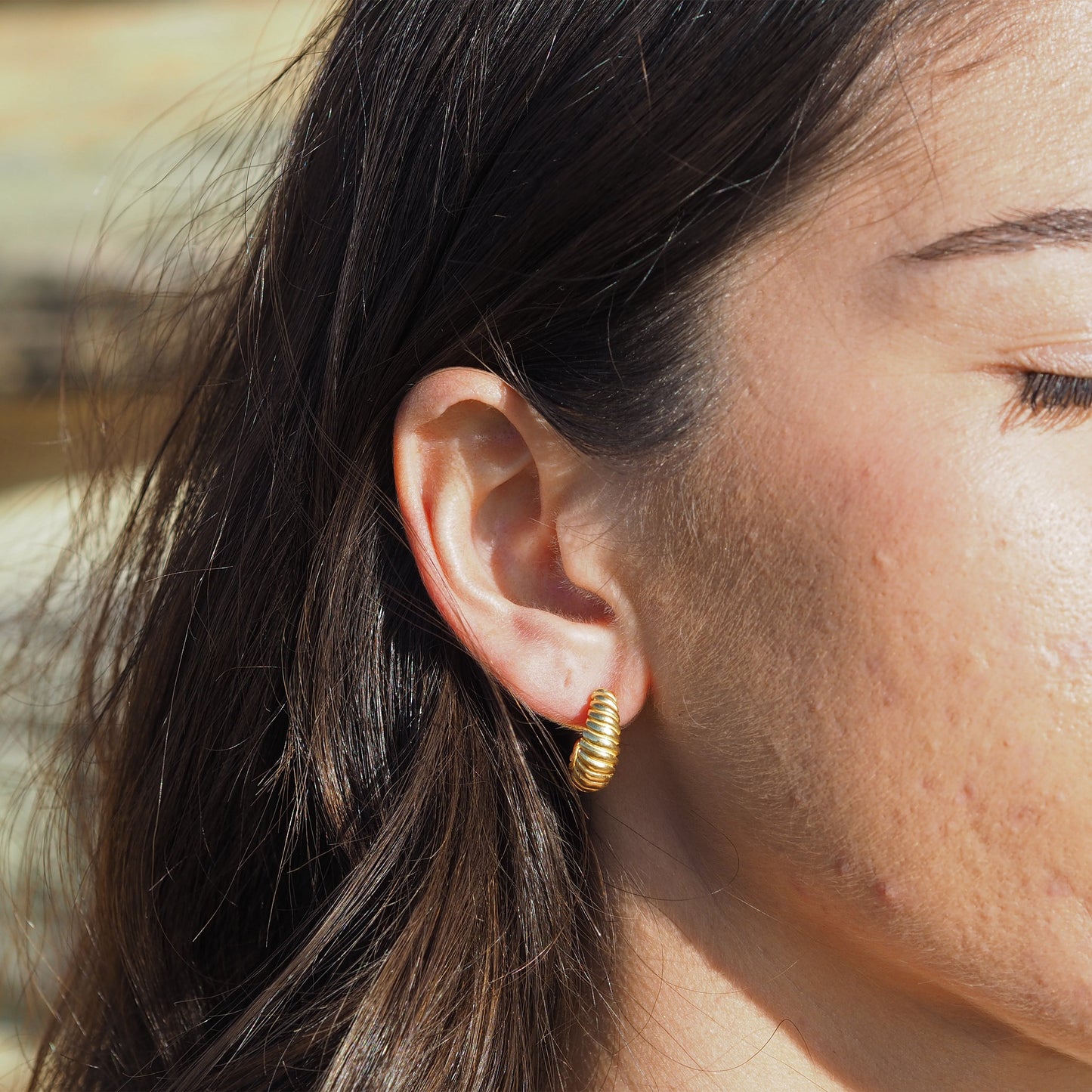 Boucles d'oreilles créoles ouvertes en argent sterling plaqué or avec corde torsadée