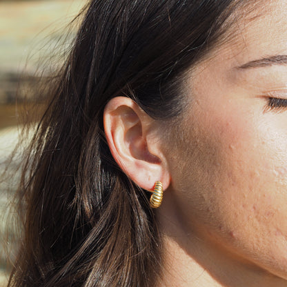 Boucles d'oreilles créoles ouvertes en argent sterling plaqué or avec corde torsadée