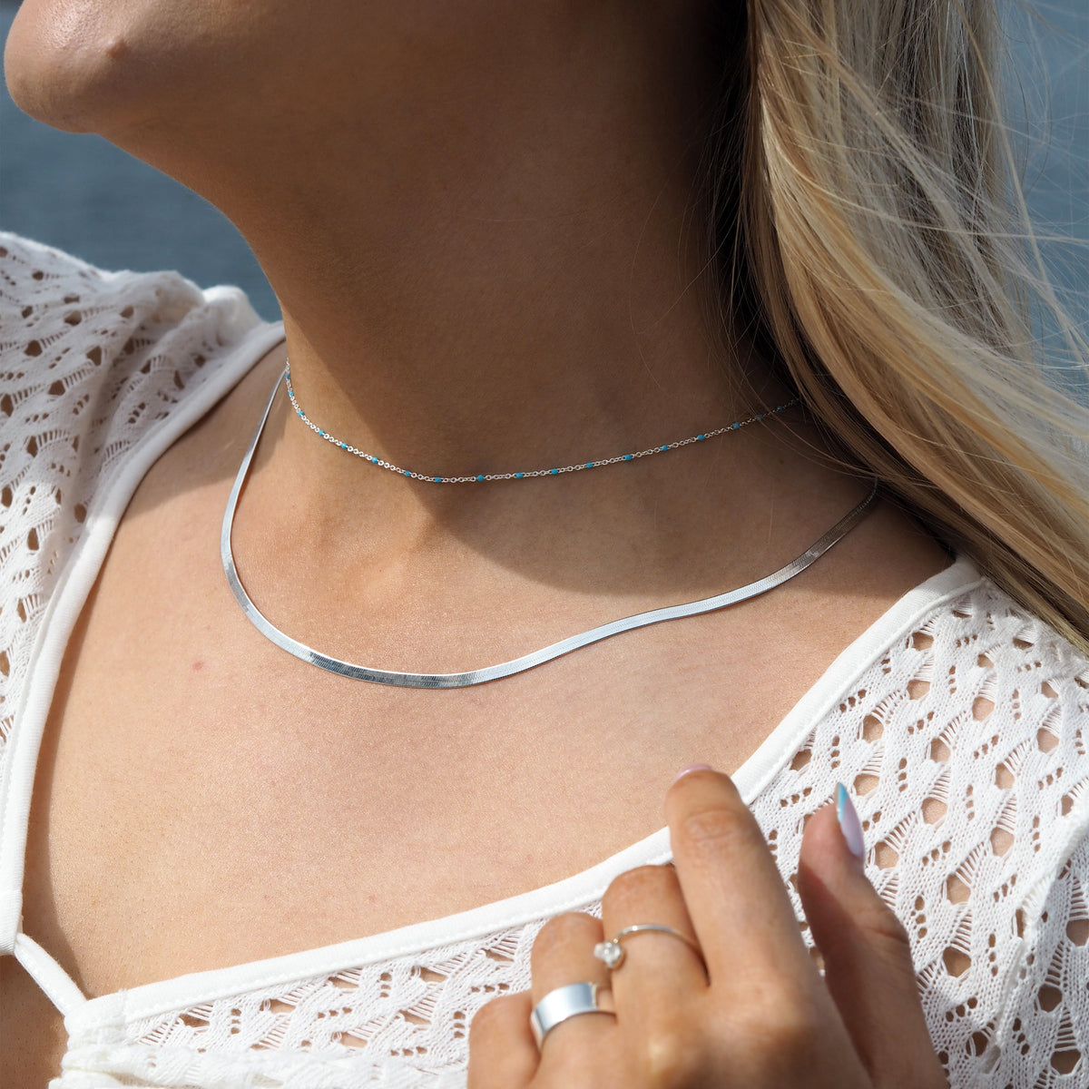 Collier fin chaîne confetti en argent sterling et émail bleu 40 cm