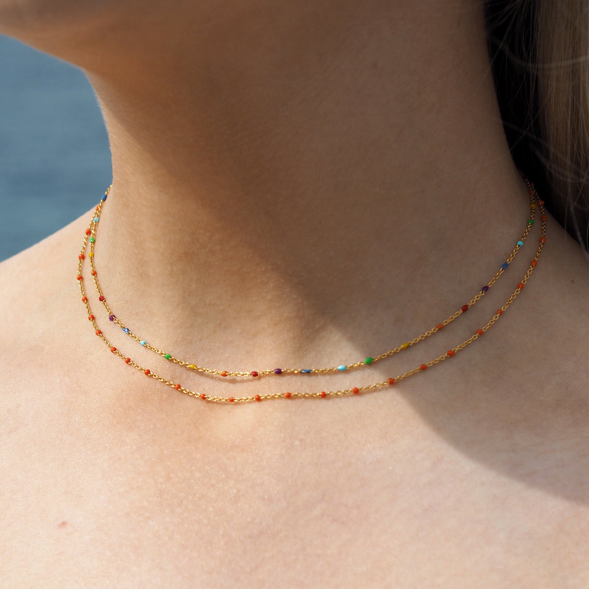 Collier fin chaîne confetti en argent sterling plaqué or et émail arc-en-ciel 40 cm