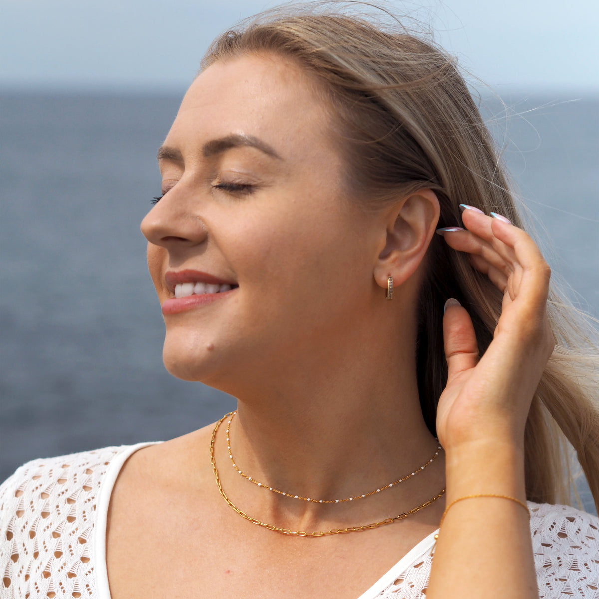 Collier fin chaîne confetti en argent sterling plaqué or et émail blanc 40 cm