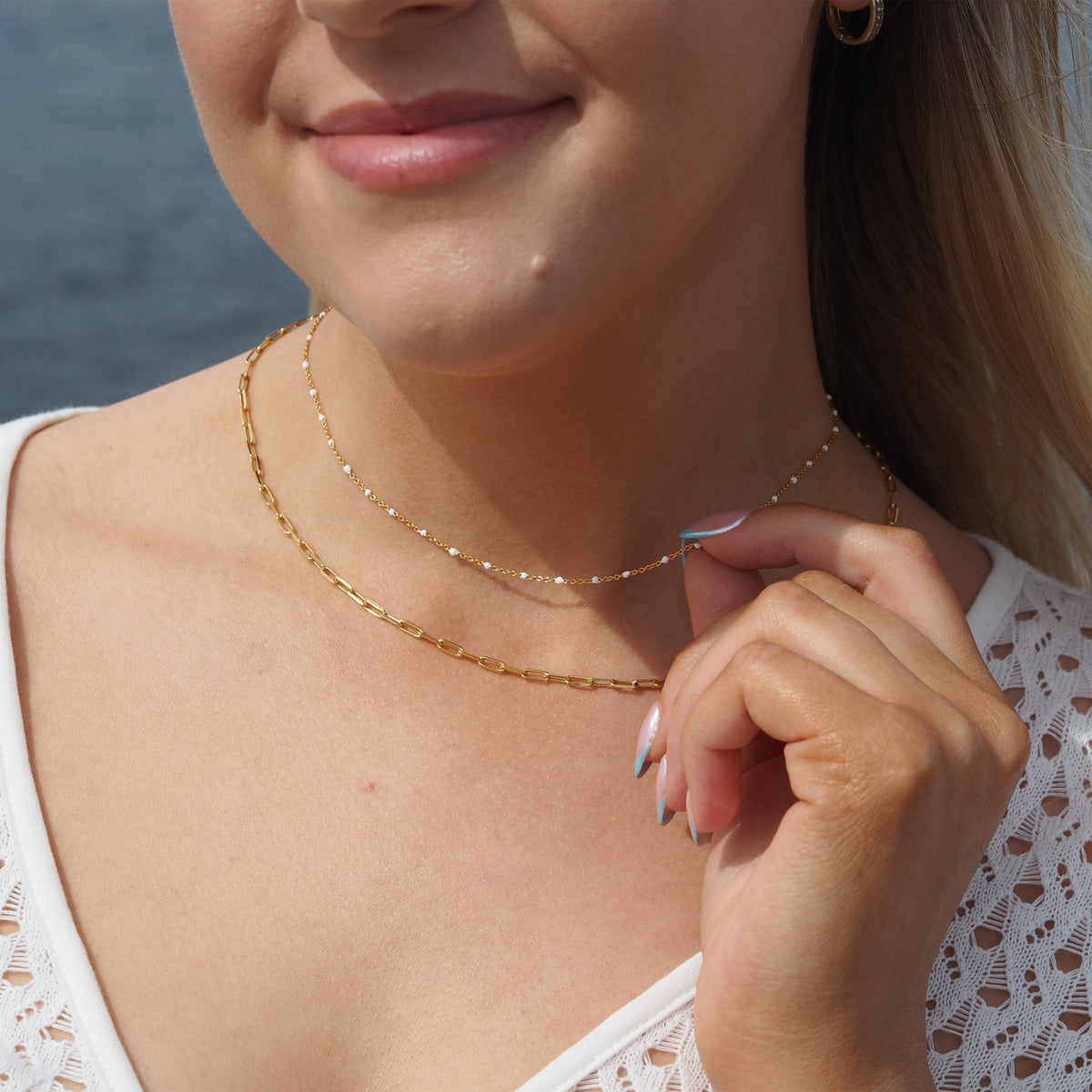 Collier fin chaîne confetti en argent sterling plaqué or et émail blanc 40 cm