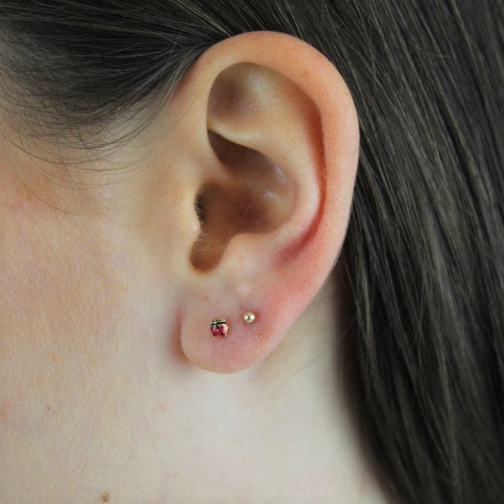 Boucles d'oreilles à tige en or 9 carats et émail, petites coccinelles