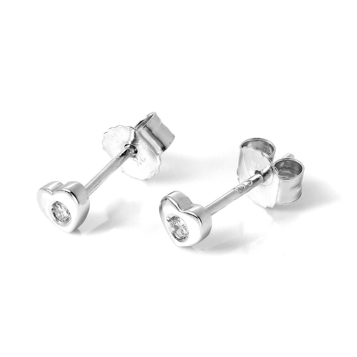 Petites boucles d'oreilles à tige en or blanc 9 carats avec diamants en forme de cœur