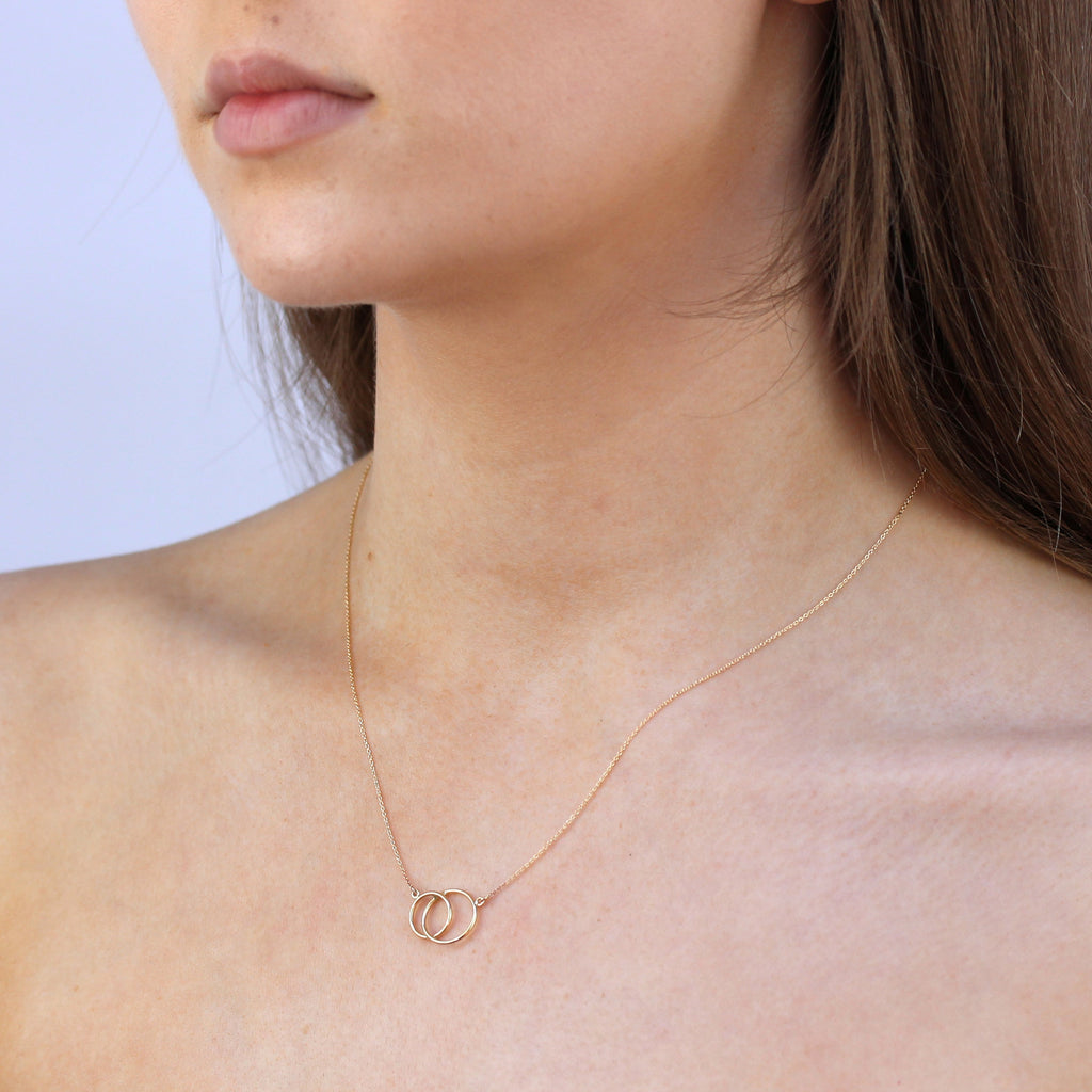 Collier avec pendentif créoles entrelacées en or 9 carats de 40 cm
