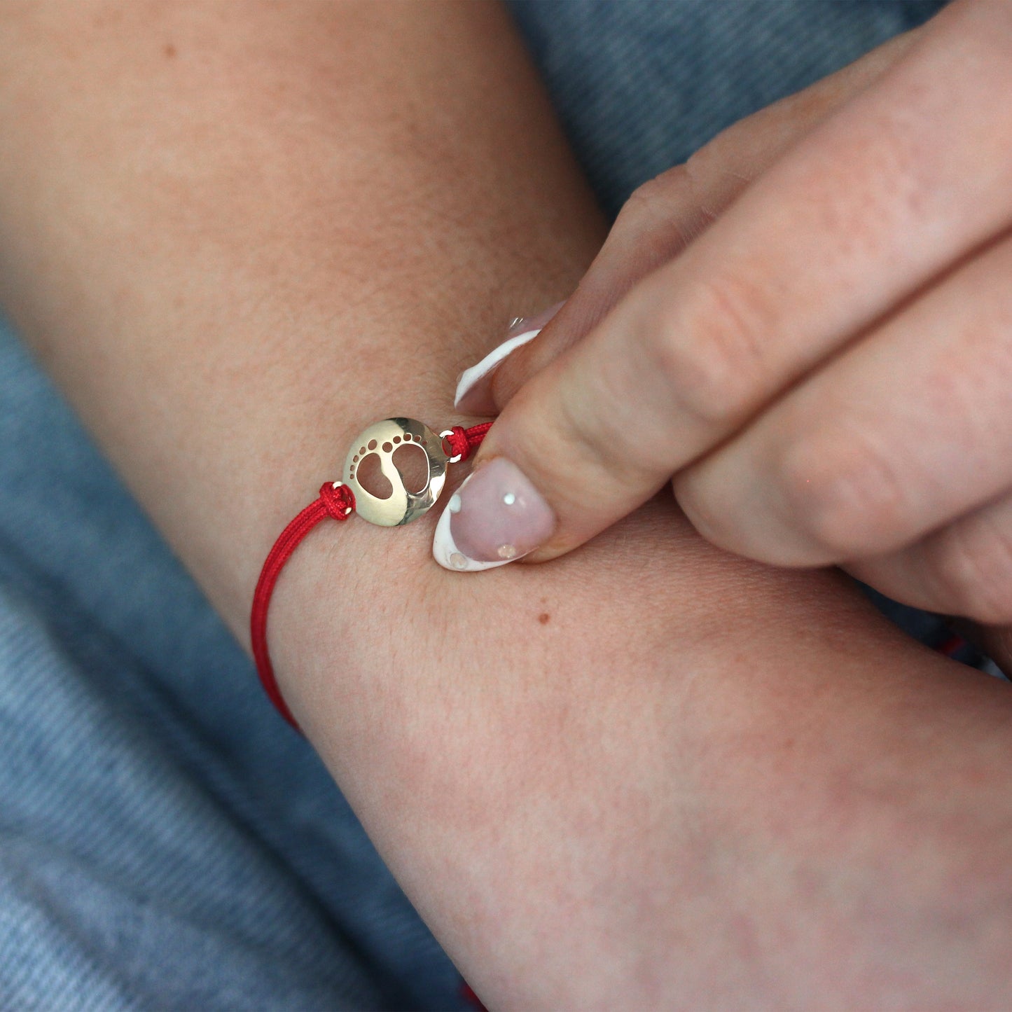 Bracelet réglable en or 9 carats avec cordon coloré et contour pieds de bébé