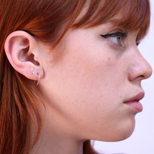 Boucles d'oreilles créoles dormeuses en or blanc 9 carats