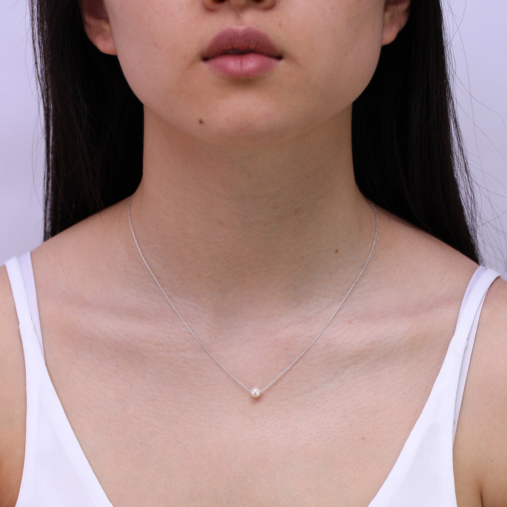 Collier en or blanc 9 carats et perles de 5 mm, 43 cm