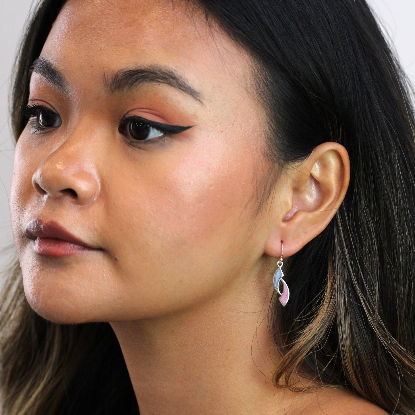 Boucles d'oreilles pendantes en argent sterling et nacre de couleur pastel, motif coup de pinceau