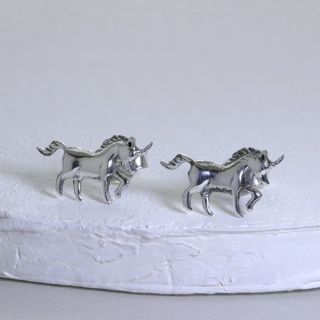 Boucles d'oreilles à tige licorne en argent sterling