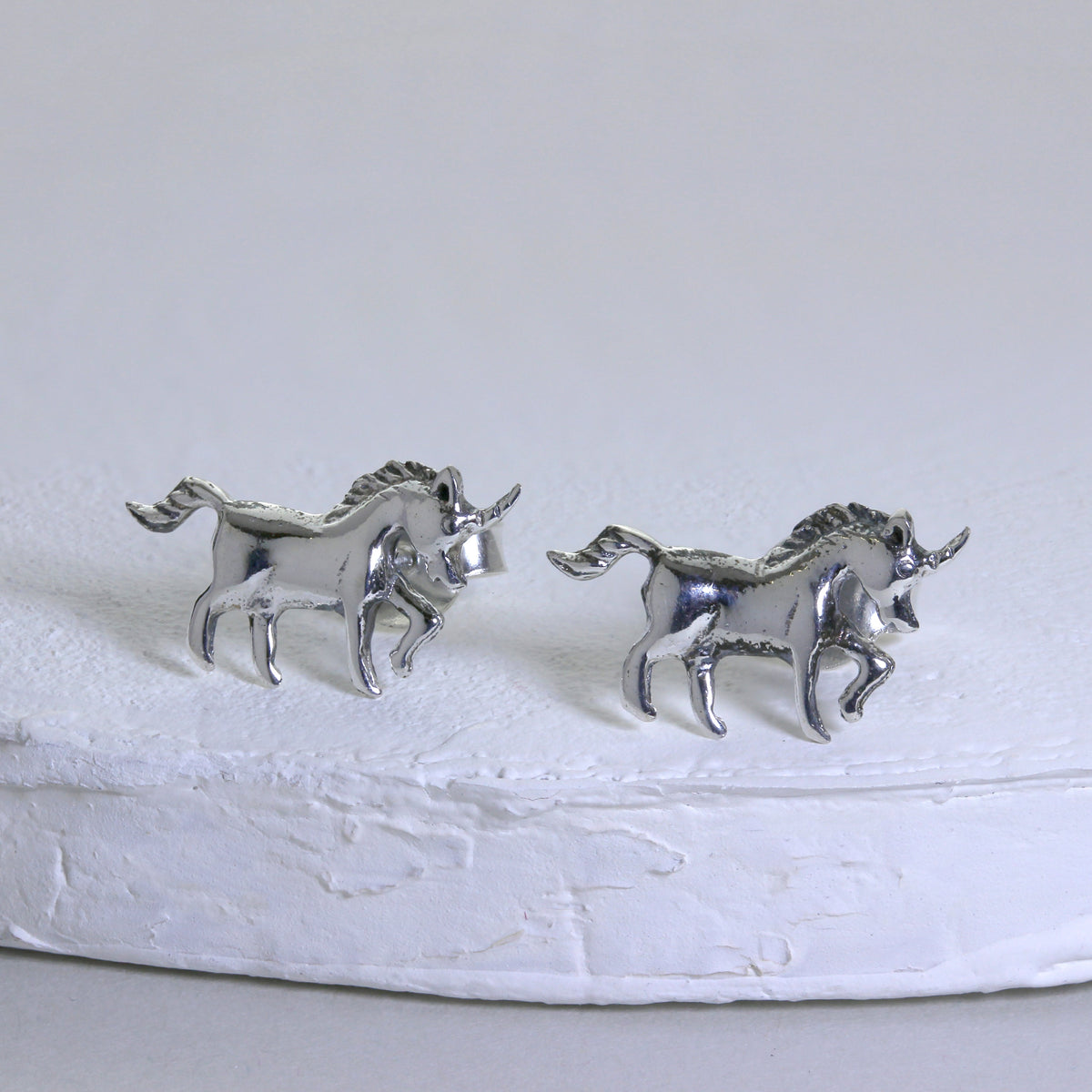 Boucles d'oreilles à tige licorne en argent sterling