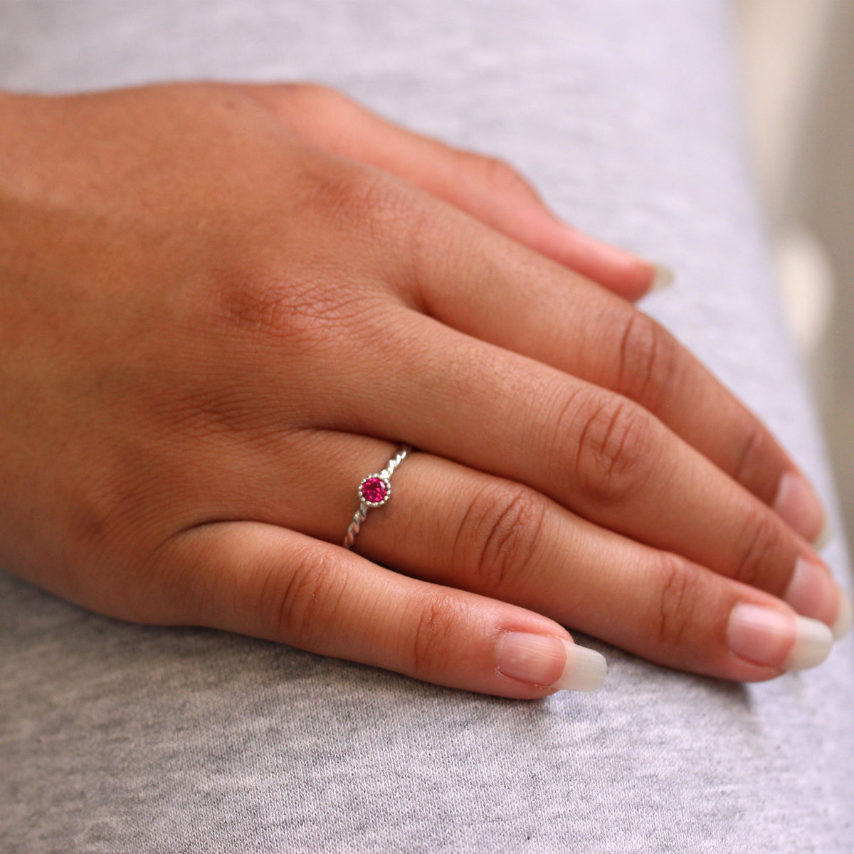 Bague en argent sterling et cristal CZ rubis, pierre de naissance de juillet, corde torsadée 48 - 62,5