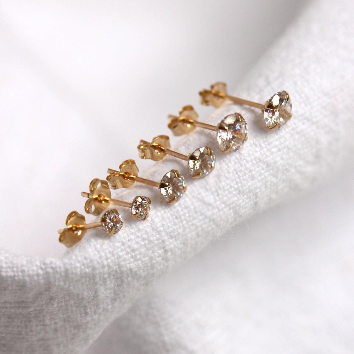 Boucles d'oreilles à tige en or jaune 9 carats avec zircones cubiques transparents