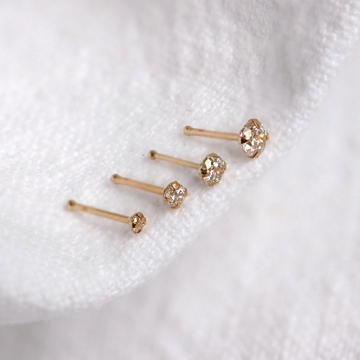 Clou de nez en or jaune 9 carats avec zircones cubiques