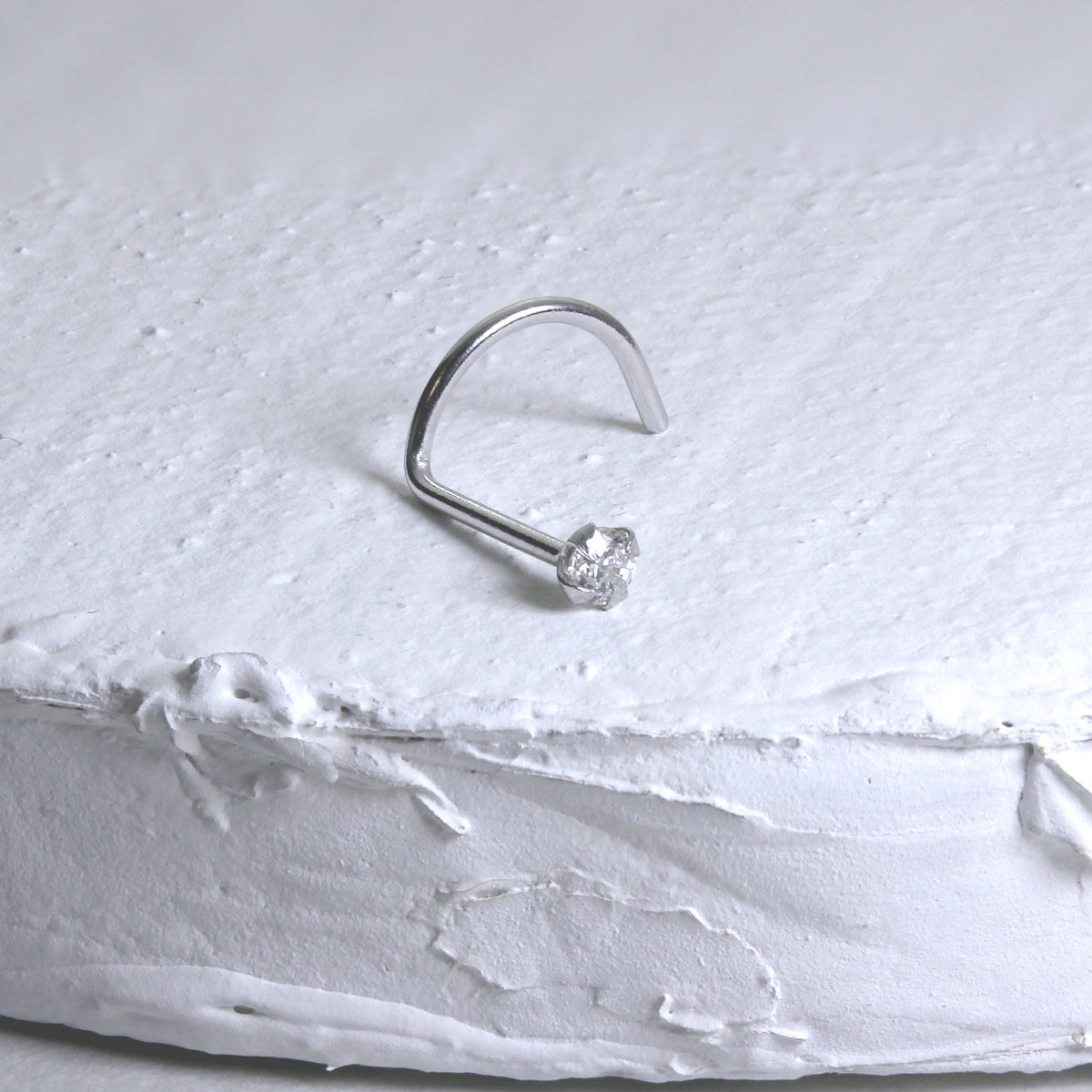 Piercing de nez à vis en or blanc 9 carats avec cristaux de zircone cubique