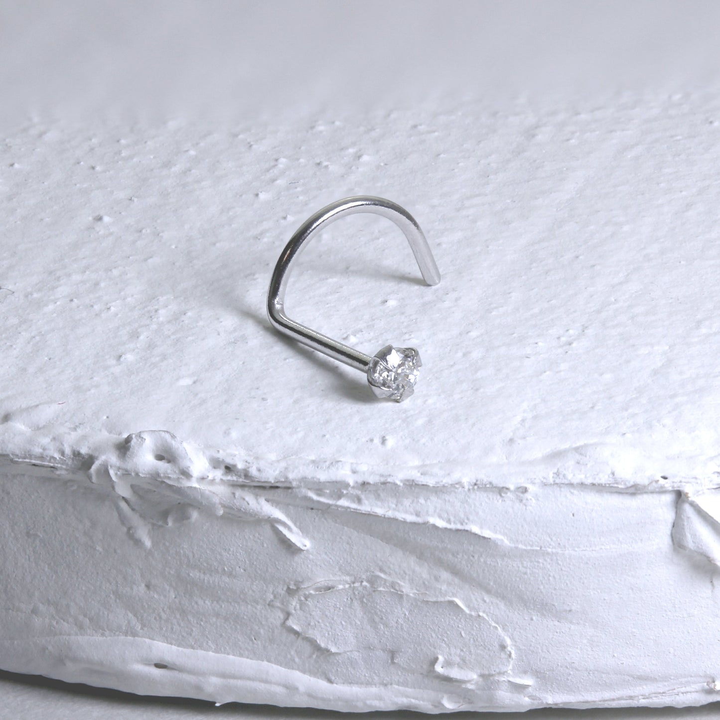 Piercing de nez à vis en or blanc 9 carats avec cristaux de zircone cubique