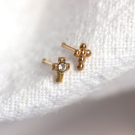 Clous de nez en or jaune 9 carats en forme de croix