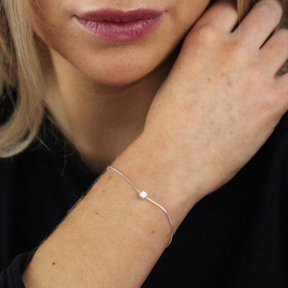 Bracelet en argent sterling avec chaîne vénitienne de 18 cm et perle cubique