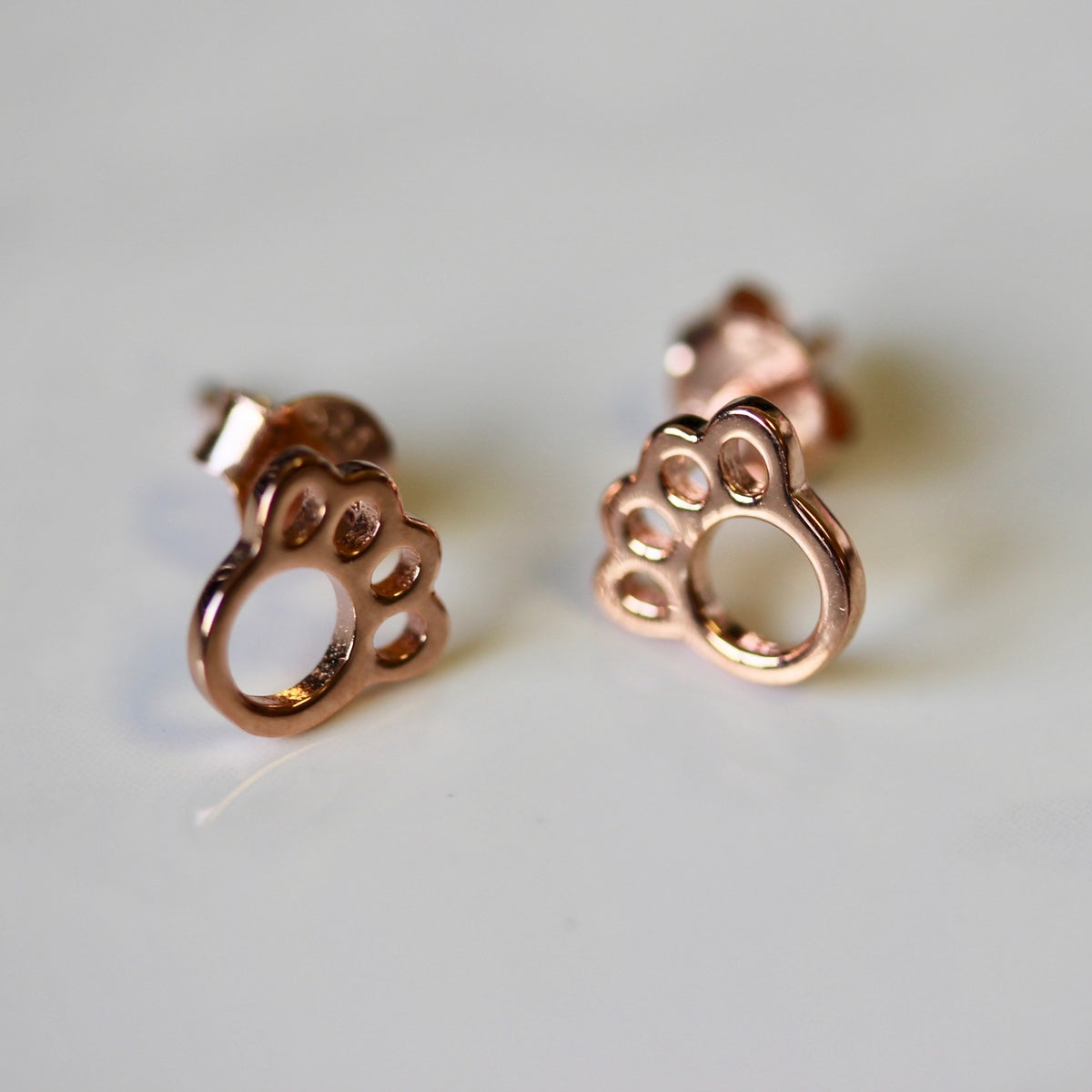 Boucles d'oreilles à tige en argent sterling plaqué or rose avec empreintes de pattes d'animaux