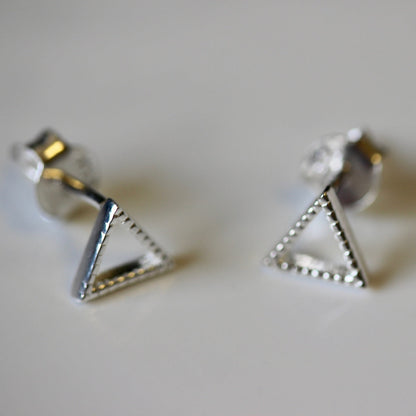 Boucles d'oreilles à tige triangulaires ouvertes en argent sterling