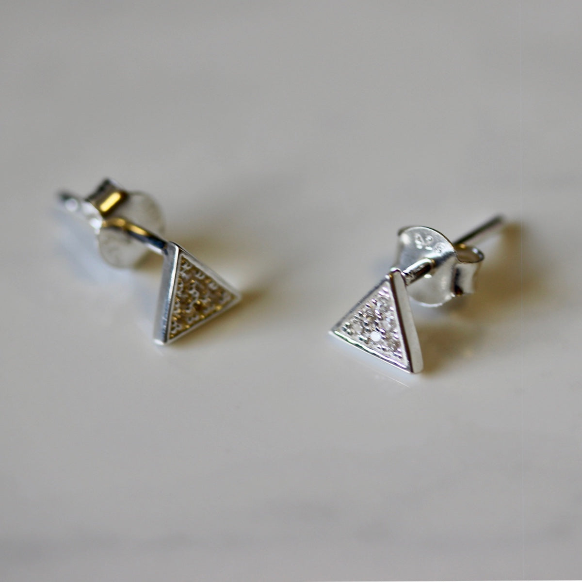 Boucles d'oreilles à tige triangulaires en argent sterling et cristal CZ transparent