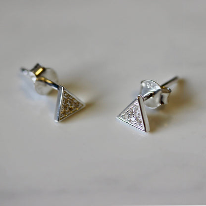 Boucles d'oreilles à tige triangulaires en argent sterling et cristal CZ transparent