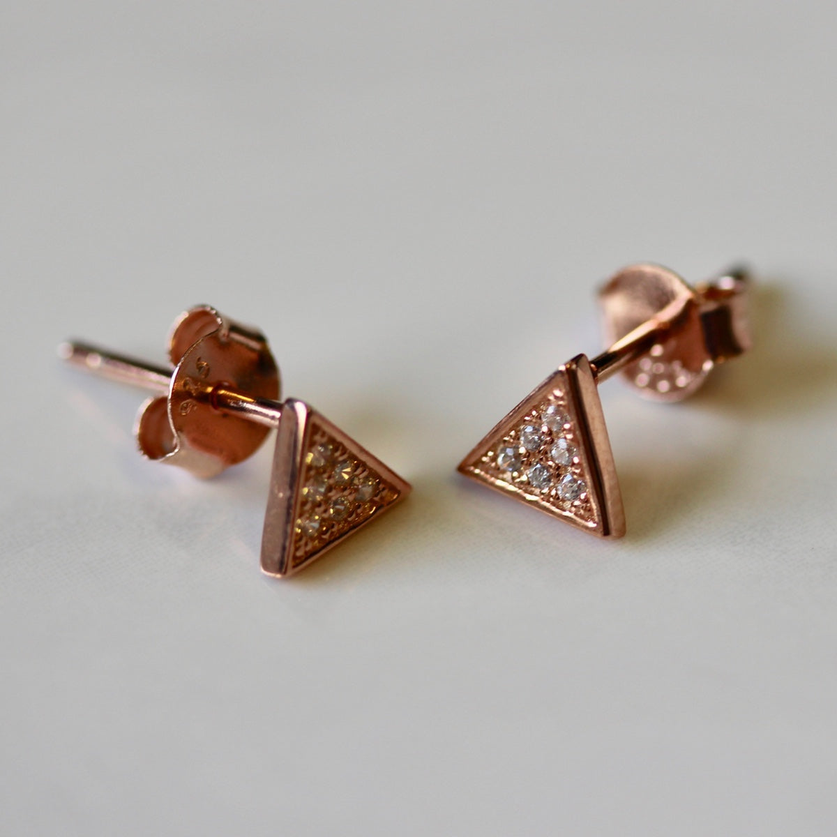 Boucles d'oreilles à tige triangulaires en argent sterling plaqué or rose et cristal CZ transparent