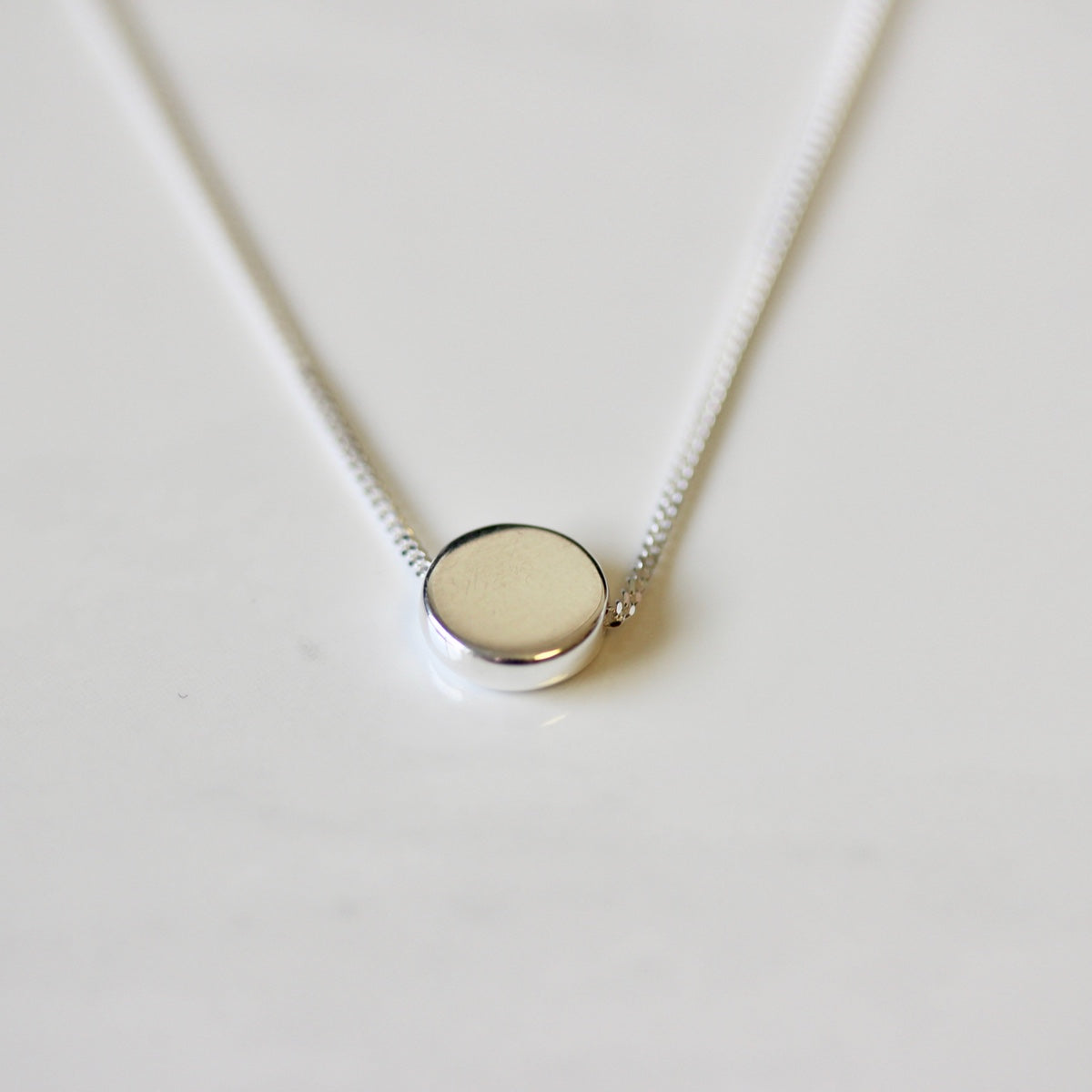 Collier en argent sterling avec disque rond de 40 cm