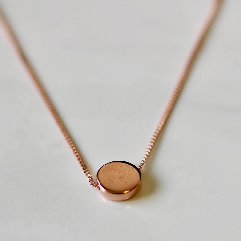Collier en argent sterling plaqué or rose avec disque rond de 40 cm