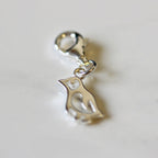 Breloque pingouin en argent sterling avec détails découpés