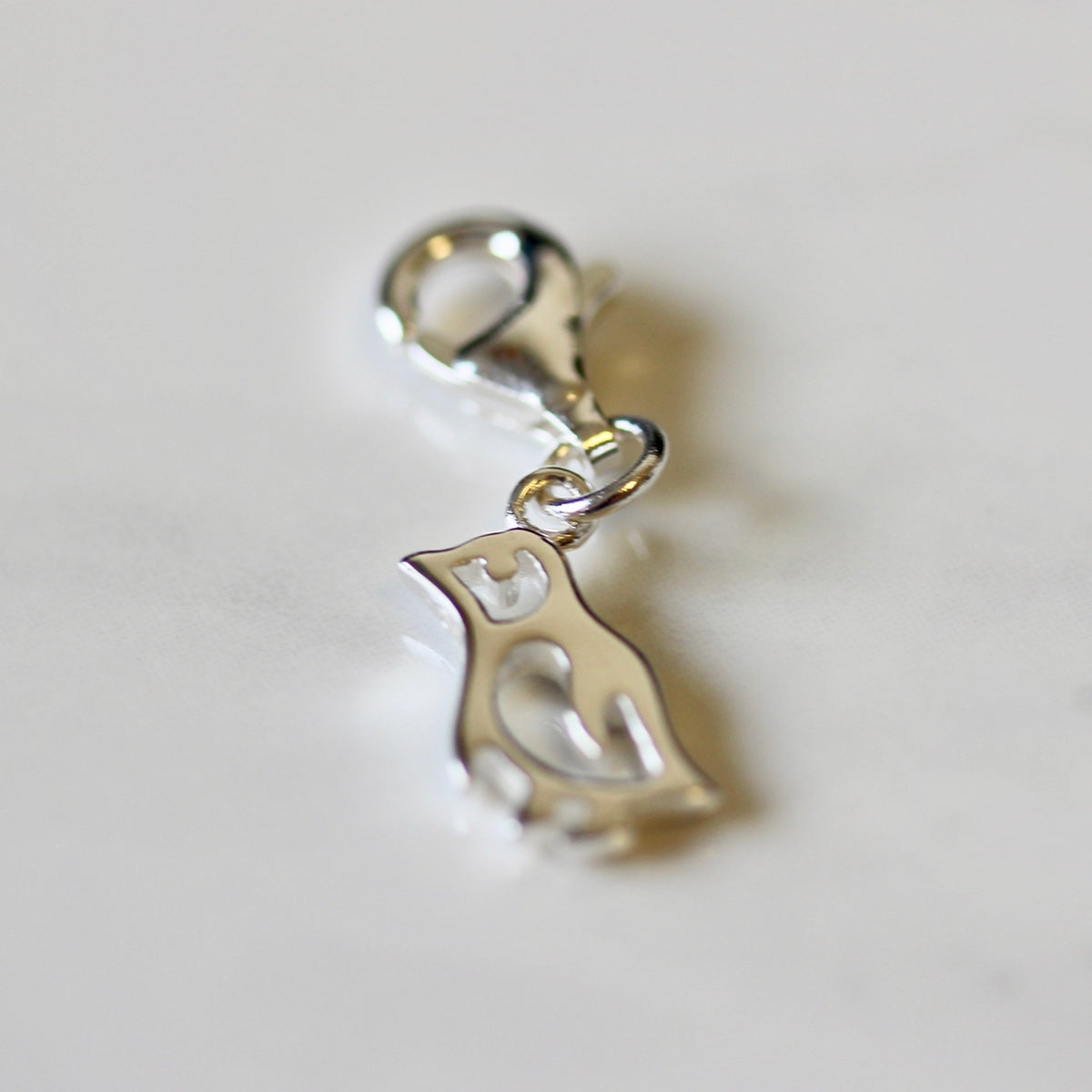Breloque pingouin en argent sterling avec détails découpés