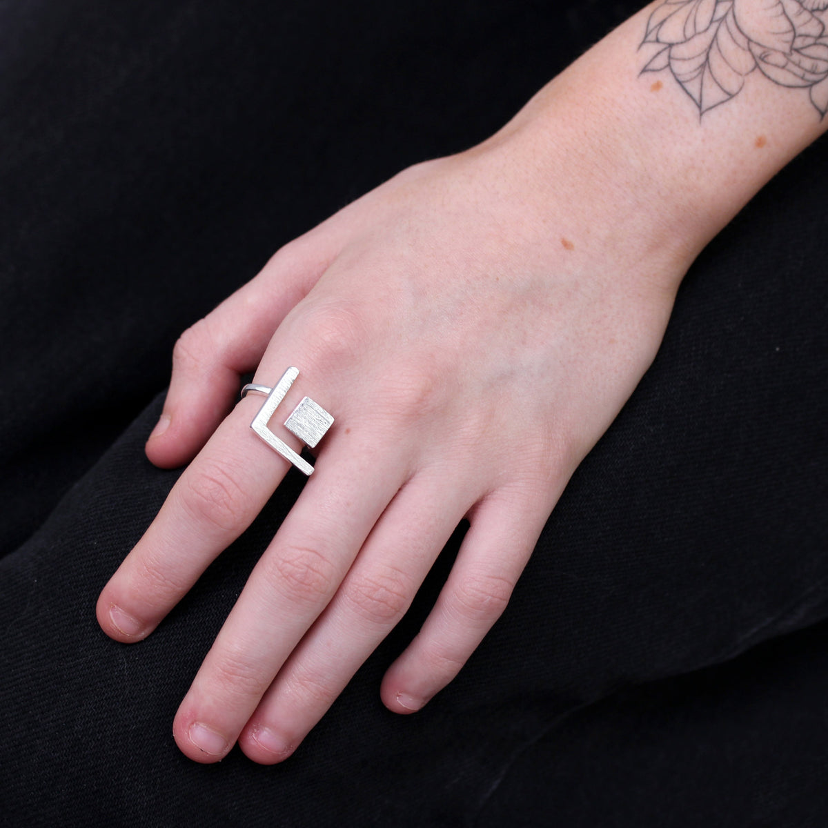 Bague midi ajustable en argent sterling à motif carré et chevron