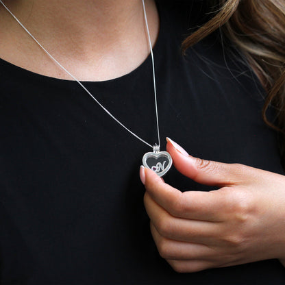 Petit médaillon flottant en argent sterling avec breloque en forme de cœur sur chaîne de 40 à 55 cm