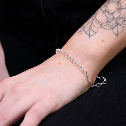 Bracelet à breloques en argent sterling avec chaîne rolo légère