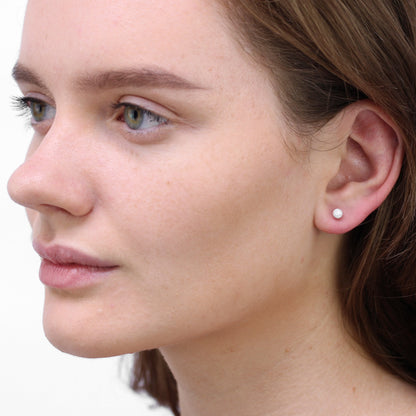 Boucles d'oreilles à tige en argent sterling avec boule givrée de 4 mm