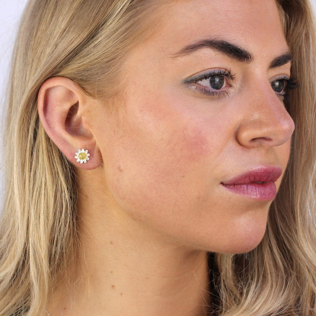Boucles d'oreilles à tige en argent sterling et plaqué or en forme de marguerite