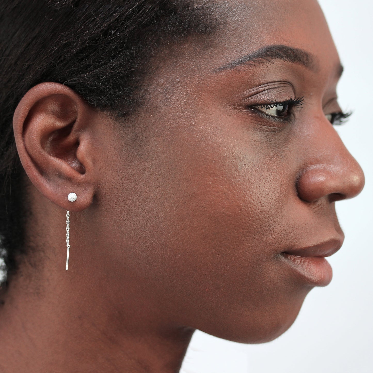 Boucles d'oreilles à billes en argent sterling givré de 4 mm