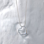 Collier avec pendentif en forme de cœur flottant en argent sterling
