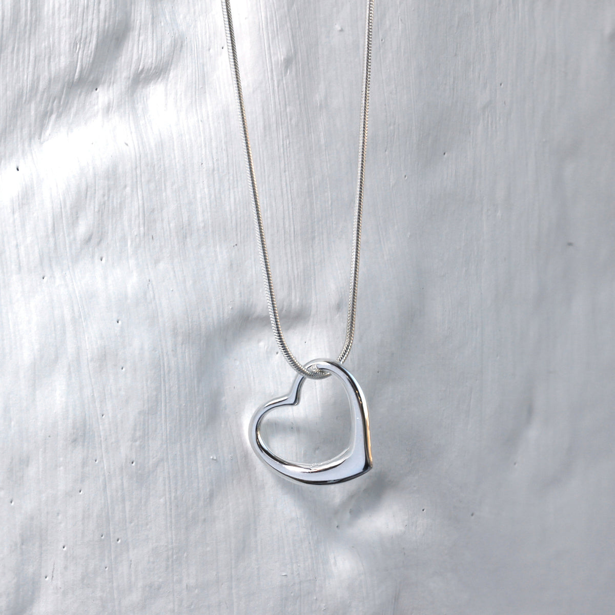 Collier avec pendentif en forme de cœur flottant en argent sterling